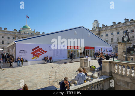 LONDON - 16. MAI 2019: Foto London, Fotografie art fair im Somerset House mit Besuchern an einem sonnigen Tag in London, England. Stockfoto