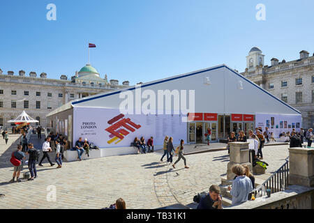 LONDON - 16. MAI 2019: Foto London, Fotografie art fair im Somerset House mit Besuchern an einem sonnigen Tag in London, England. Stockfoto