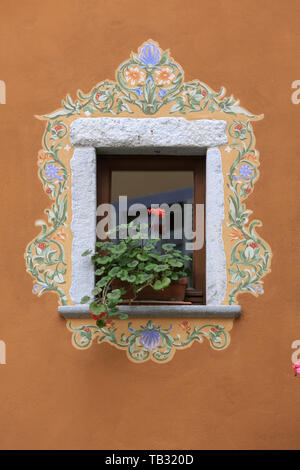 Géranium sur le rebord d'une fenêtre. Varallo Sesia. Italie. Geranie auf der Fensterbank. Varallo Sesia. Italien. Stockfoto