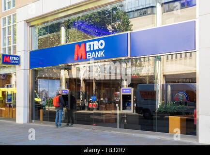 Peterborough Metro Bank Geldautomat am Eingang der Metro Bank Long Causeway Peterborough Cambridgeshire England gb Europa Stockfoto