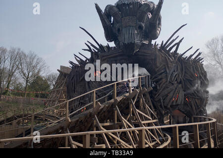 dh Wicker man Achterbahn ALTON TOWERS PARK STAFFORDSHIRE Großbritannien Themenpark fährt Menschen auf Achterbahn Vergnügungsfahrt Stockfoto