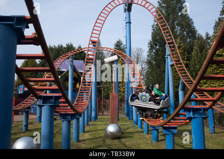 dh Spinball Whizzer Ride ALTON TOWERS STAFFORDSHIRE UK People On Freizeitpark Vergnügungsfahrten großbritannien Stockfoto