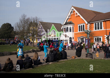 dh Themenparks Towers Street ALTON TOWERS PARK STAFFORDSHIRE Alton Tower Traffic Polizei Personal unterhaltsam Menschen in großbritannien Stockfoto