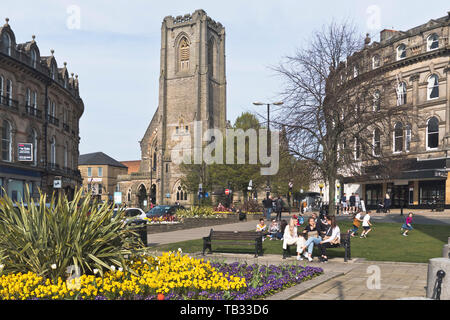 Dh Aussicht square Harrogate, North Yorkshire Menschen entspannend Spielende Kinder Stockfoto