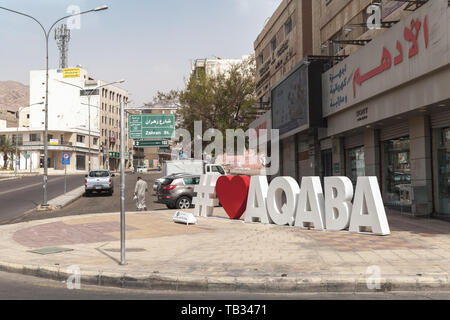 Aqaba, Jordanien - Mai 18, 2018: Street View von Aqaba am sonnigen Tag, touristische Aufkleber mit weißem Text hashtag ich Aqaba Liebe Stockfoto