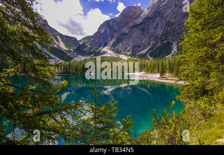 Sommer Blick auf den berühmten Pragser See in Südtirol, Südtirol Stockfoto