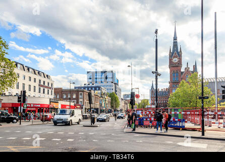 Die Euston Road an der Kreuzung mit der York Way, St. Pancras Station auf der rechten Seite, an einem Sonntag Nachmittag im Frühling, King's Cross, London, Großbritannien 2019 Stockfoto