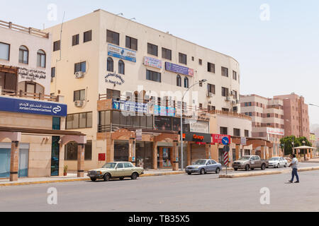 Aqaba, Jordanien - 19. Mai 2018: Street View von Aqaba am Sommer, der Tag, die Menschen auf die Straße gehen Stockfoto