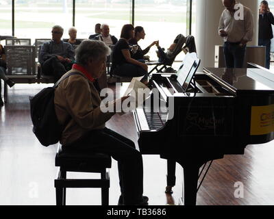 Man Klavier spielen am Mailänder Flughafen Bergamo - Italien Stockfoto