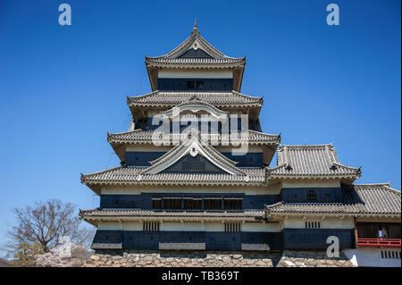 Schloß Matsumoto, Nagano Prefecture, Japan. Dachlinie Detail der Original beibehalten (tenshu), die als nationaler Schatz verzeichnet worden Stockfoto