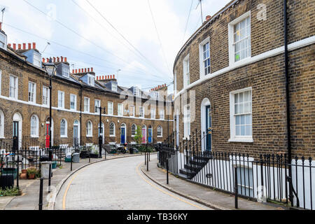 Viktorianischen Stadthäusern in Keystone Crescent, eine Wohnstraße in King's Cross, der kleinste Radius von Crescent in Europa, London, UK Stockfoto