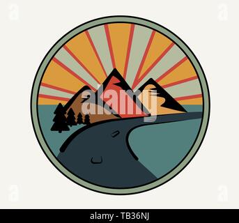 Runde Logo im Retro Style. Gebirge, Wald und die Straße auf dem Hintergrund der Sonnenuntergang. Club Emblem oder touristische Aufkleber. Landschaft umrahmt. Reisen ic Stock Vektor