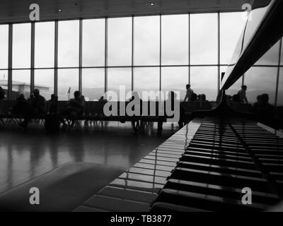 Piano Black&White am Mailänder Flughafen Bergamo Stockfoto