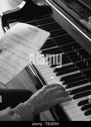 Piano Black&White am Mailänder Flughafen Bergamo Stockfoto