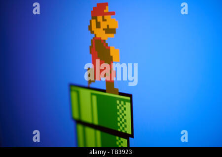 Nahaufnahme auf retro 8 bit Super Mario - Charakter von Nintendo Plattform Video Game von der Seite Bildschirm fotografiert. Stockfoto