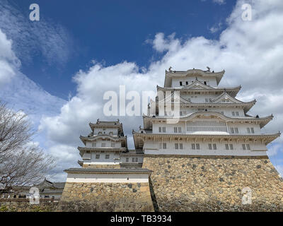 Himeji Castle mit blauen, Cloud-Himmel Hintergrund. Auch als die weißen Reiher (Shirasagijo) Es ist ein UNESCO-Weltkulturerbe bekannt. Stockfoto