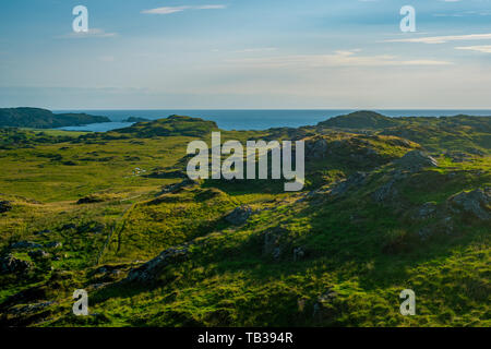 Blick über die Felder bis zum Meer im Sommer auf der Insel Iona in Schottland Stockfoto