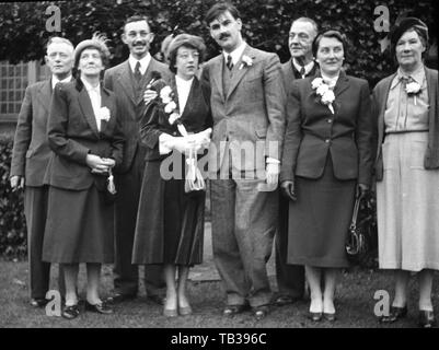 Eine Hochzeit in Großbritannien c 1937 Foto von Tony Henshaw Negative Umschlag sagt 'Nancy & Dave's Wedding". Stockfoto