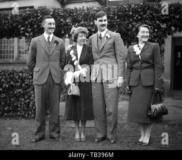 Eine Hochzeit in Großbritannien c 1937 Foto von Tony Henshaw Negative Umschlag sagt 'Nancy & Dave's Wedding". Stockfoto