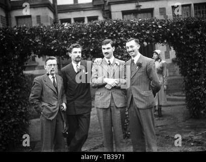 Eine Hochzeit in Großbritannien c 1937 Foto von Tony Henshaw Negative Umschlag sagt 'Nancy & Dave's Wedding". Stockfoto