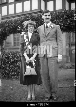 Eine Hochzeit in Großbritannien c 1937 Foto von Tony Henshaw Negative Umschlag sagt 'Nancy & Dave's Wedding". Stockfoto