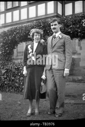 Eine Hochzeit in Großbritannien c 1937 Foto von Tony Henshaw Negative Umschlag sagt 'Nancy & Dave's Wedding". Stockfoto