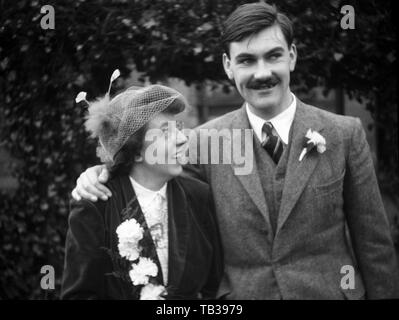 Eine Hochzeit in Großbritannien c 1937 Foto von Tony Henshaw Negative Umschlag sagt 'Nancy & Dave's Wedding". Stockfoto