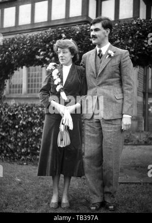 Eine Hochzeit in Großbritannien c 1937 Foto von Tony Henshaw Negative Umschlag sagt 'Nancy & Dave's Wedding". Stockfoto