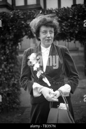 Eine Hochzeit in Großbritannien c 1937 Foto von Tony Henshaw Negative Umschlag sagt 'Nancy & Dave's Wedding". Stockfoto