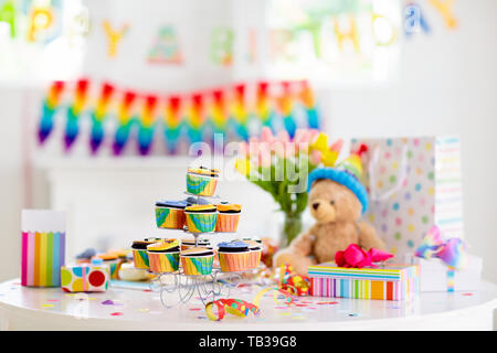 Cupcakes für Kinder Geburtstag feiern. Dschungel Tiere Thema Kinder Party. Zimmer für Junge oder Mädchen Junge Geburtstag eingerichtet. Tabelle Einstellung mit Geschenken, Stockfoto