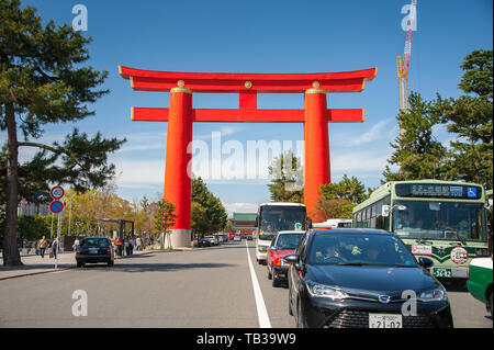 Kyoto, Japan - April 2019: Riesige Torii, das Haupttor der Heian-jingu Schrein. Stockfoto