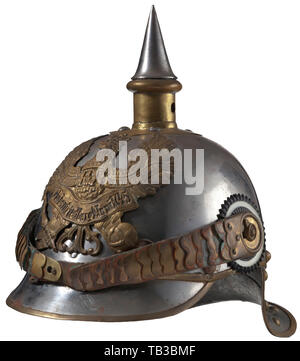 Eine Kaiserliche Helm für die Soldaten der Preußischen 2 Kürassiere, Metall Hummerschwanz Körper mit verschlissenen Silber, Gold preußischen Adler mit 22 Band'Hohenfriedberg 4 Juni 1745" wird durch zwei Schrauben mit Muttern befestigt, Gold Spike base und Helm Verkleidung, silver Spike und Spike base Bolzen, gold Kinnriemen mit M91 Stift seite Beiträge gerundet, Hellbraun Ersatz leder Liner, der nationalen und der preußische Staat Kokarden, kleine Risse in der Schale unter spike Base, gute regimental Kavallerie Helm. USA - Los. Preußische, Preußen, Deutsche, Deutschland, Mili, Additional-Rights - Clearance-Info - Not-Available Stockfoto