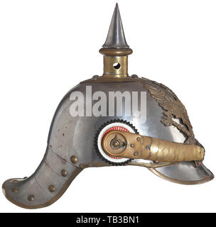 Eine Kaiserliche Helm für die Soldaten der Preußischen 2 Kürassiere, Metall Hummerschwanz Körper mit verschlissenen Silber, Gold preußischen Adler mit 22 Band'Hohenfriedberg 4 Juni 1745" wird durch zwei Schrauben mit Muttern befestigt, Gold Spike base und Helm Verkleidung, silver Spike und Spike base Bolzen, gold Kinnriemen mit M91 Stift seite Beiträge gerundet, Hellbraun Ersatz leder Liner, der nationalen und der preußische Staat Kokarden, kleine Risse in der Schale unter spike Base, gute regimental Kavallerie Helm. USA - Los. Preußische, Preußen, Deutsche, Deutschland, Mili, Additional-Rights - Clearance-Info - Not-Available Stockfoto