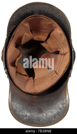 Eine Kaiserliche Helm für die Soldaten der Preußischen 2 Kürassiere, Metall Hummerschwanz Körper mit verschlissenen Silber, Gold preußischen Adler mit 22 Band'Hohenfriedberg 4 Juni 1745" wird durch zwei Schrauben mit Muttern befestigt, Gold Spike base und Helm Verkleidung, silver Spike und Spike base Bolzen, gold Kinnriemen mit M91 Stift seite Beiträge gerundet, Hellbraun Ersatz leder Liner, der nationalen und der preußische Staat Kokarden, kleine Risse in der Schale unter spike Base, gute regimental Kavallerie Helm. USA - Los. Preußische, Preußen, Deutsche, Deutschland, Mili, Additional-Rights - Clearance-Info - Not-Available Stockfoto
