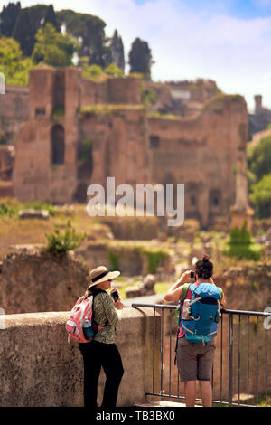 Rom, Italien, ausländische Touristen Paar entdecken das Forum Romanum und nahe dem Kolosseum und Aufnehmen von Bildern Stockfoto