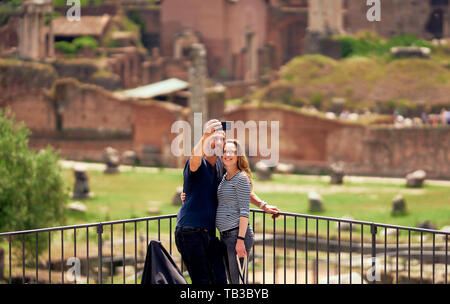 Rom, Italien, ausländische Touristen Paar entdecken das Forum Romanum und nahe dem Kolosseum und selfie Bild Stockfoto