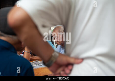 24.02.2019, Singapur, Singapur, Singapur - Männer spielen Chinesisches Schach, auch Brettspiele, neben dem Buddha Zahns Tempel in der Chinatown dist genannt Stockfoto