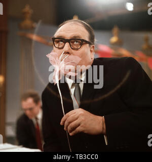 Heinz Erhardt, deutscher Musiker und Wittlich, Deutschland Ca. 1966. Deutsche Musiker und Schauspieler Heinz Erhardt, Deutschland Ca. 1966. Stockfoto