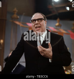 Heinz Erhardt, deutscher Musiker und Wittlich, Deutschland Ca. 1966. Deutsche Musiker und Schauspieler Heinz Erhardt, Deutschland Ca. 1966. Stockfoto