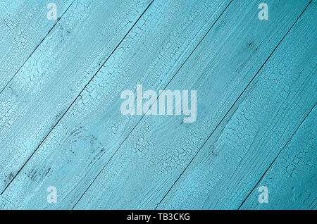 Alte natürliche Holzbohlen in hellblauer Farbe mit Alterung Risse Effekt lackiert. Sehr detaillierte Hintergrund mit Kopie Raum und diagonalen Layout. Vi. Stockfoto