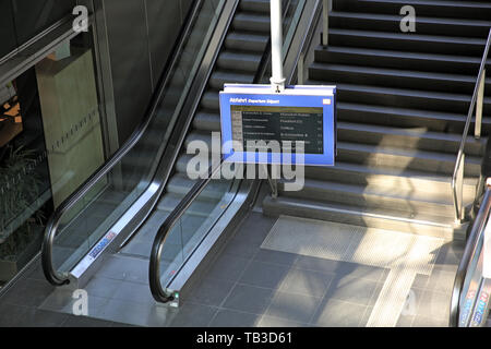 21.07.2018, Berlin, Berlin, Deutschland - einsame Treppe und Rolltreppe im Bahnhof. 00 S 180721 D 911 CAROEX.JPG [MODEL RELEASE: NICHT ZUTREFFEND, PR Stockfoto