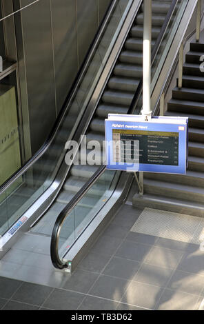 21.07.2018, Berlin, Berlin, Deutschland - einsame Treppe und Rolltreppe im Bahnhof. 00 S 180721 D 912 CAROEX.JPG [MODEL RELEASE: NICHT ZUTREFFEND, PR Stockfoto