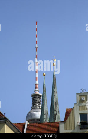 21.07.2018, Berlin, Berlin, Deutschland - Turm Türme der Nikolaikirche und der Berliner Fernsehturm. 00 S 180721 D 935 CAROEX.JPG [MODEL RELEASE: NICHT EIN Stockfoto