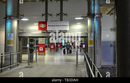 Flughafen Stansted - Stansted Express London, Vereinigtes Königreich. 14. Juni 2018. Die integrierte Hauptbahnhof mit dem Flughafen: Reisende weiterhin Londo Stockfoto