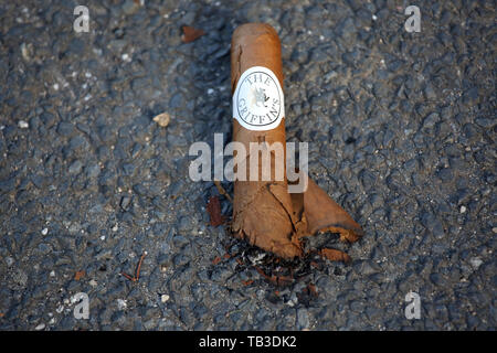 29.09.2018, Dresden, Sachsen, Deutschland - Hälfte rauchte Zigarre liegt auf dem Asphalt. 00 S 180929 D 934 CAROEX.JPG [MODEL RELEASE: NICHT ZUTREFFEND, Eigentum Freigabe: N Stockfoto