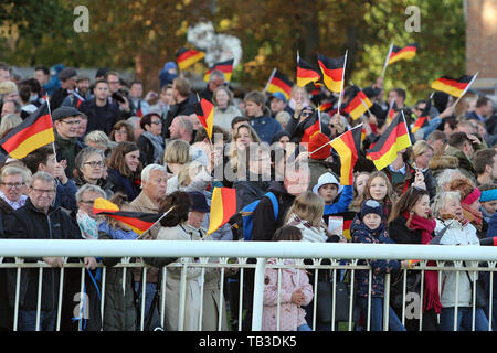 03.10.2018, Hoppegarten, Brandenburg, Deutschland - Menschen schwenkten Fahnen am Tag der Deutschen Einheit. 00 S 181003 D 949 CAROEX.JPG [MODEL RELEASE: NEIN, P Stockfoto