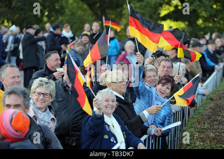 03.10.2018, Hoppegarten, Brandenburg, Deutschland - Menschen schwenkten Fahnen am Tag der Deutschen Einheit. 00 S 181003 D951CAROEX.JPG [MODEL RELEASE: NEIN, P Stockfoto