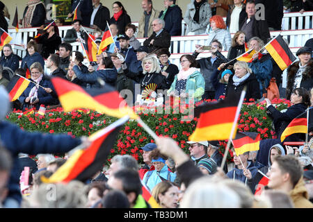 03.10.2018, Hoppegarten, Brandenburg, Deutschland - Menschen schwenkten Fahnen am Tag der Deutschen Einheit. 00 S 181003 D 974 CAROEX.JPG [MODEL RELEASE: NEIN, P Stockfoto