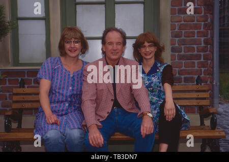 Immer wieder sonntags. Musik- und Unterhaltungsshow, Deutschland 1995, Moderator Max Schautzer mit Franziska Mense Moritz und Katja Liebing Stockfoto