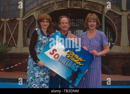 Immer wieder sonntags. Musik- und Unterhaltungsshow, Deutschland 1995, Moderator Max Schautzer mit Katja Liebing und Franziska Mense Moritz Stockfoto